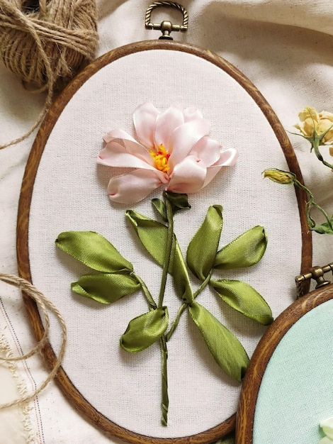 Ręcznie haftowany motyw kwiatowy